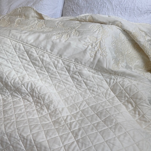 Martha Stewart Queen Cream Quilted Embroidered Coverlet And 2 Matching Shams - Picture 7 of 13